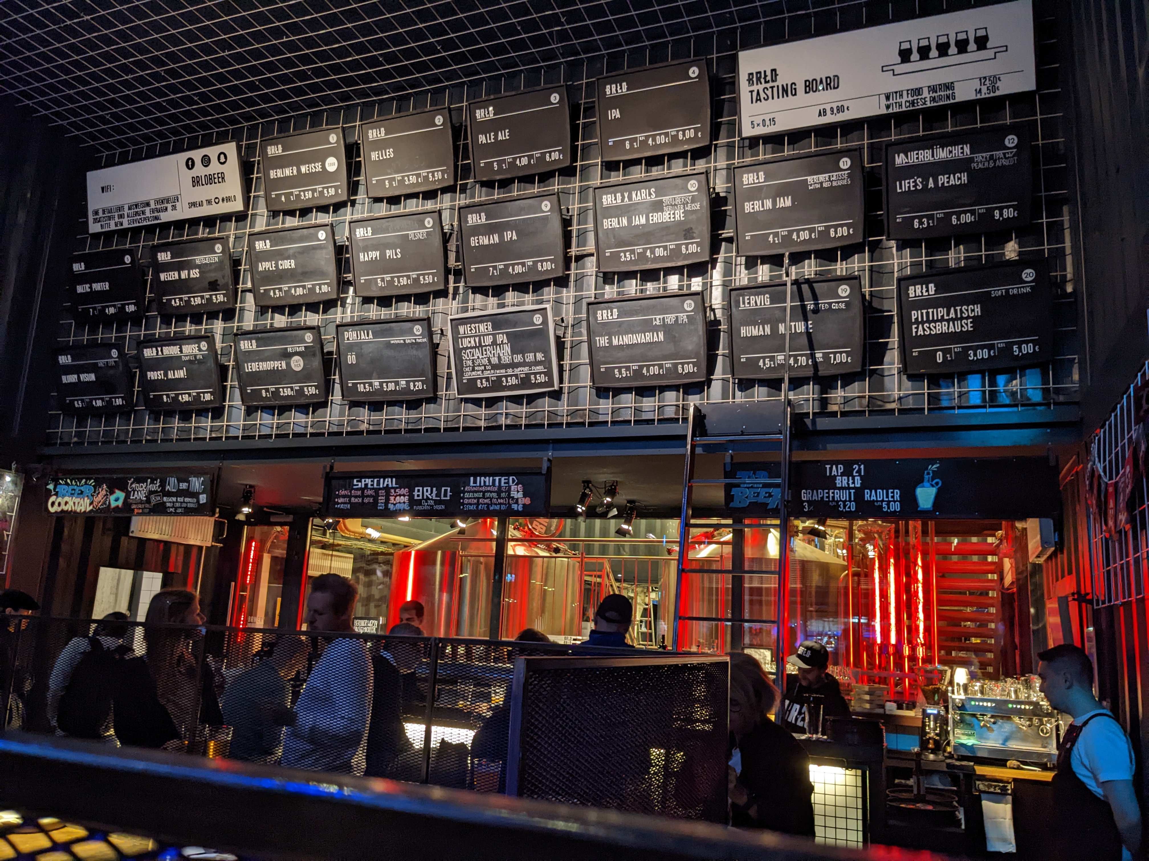 Mur des ardoises tap list de BRLO Brewing, Berlin
