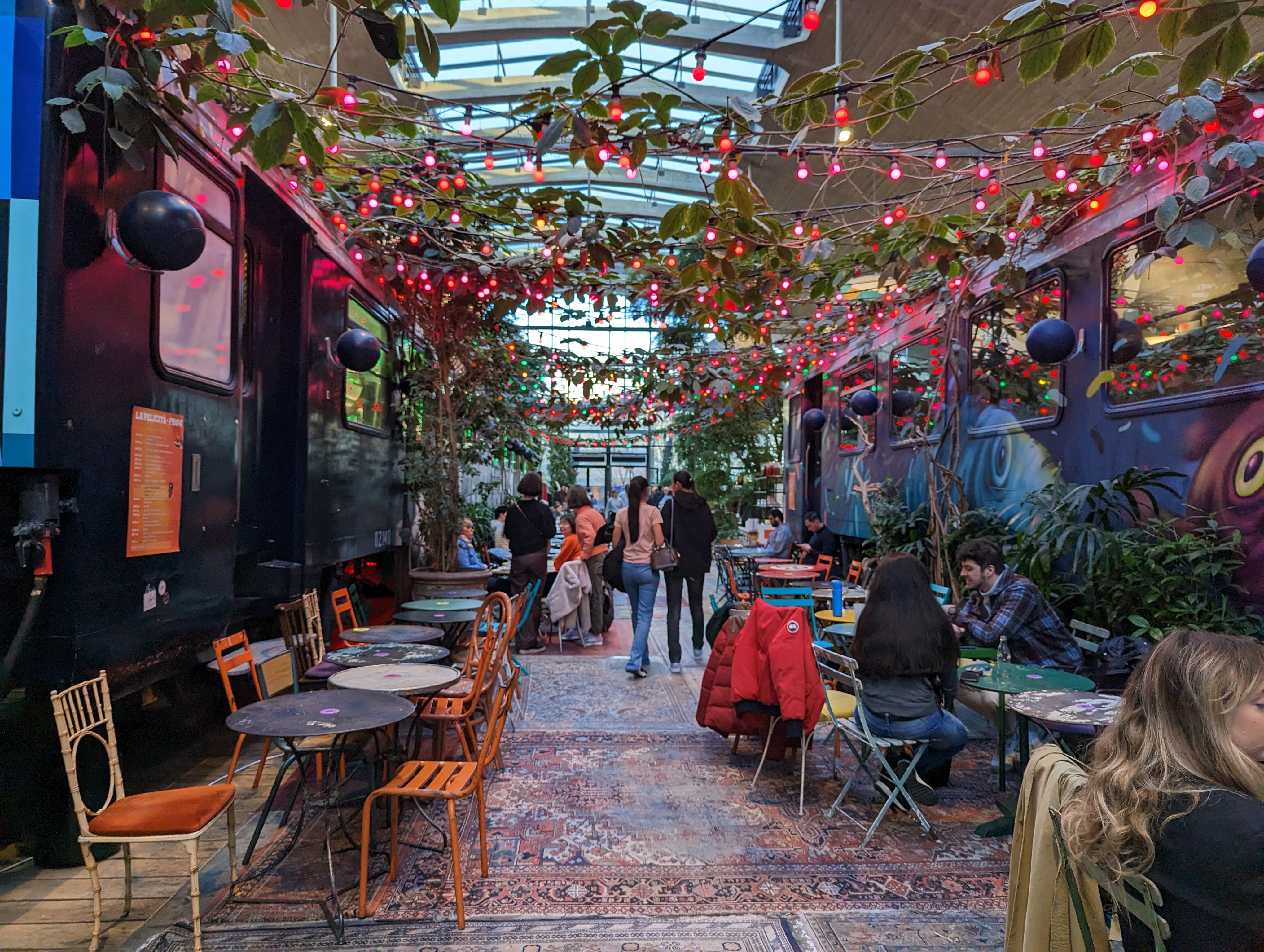 La Felicità — wagons et guirlandes lumineuses sous verrière